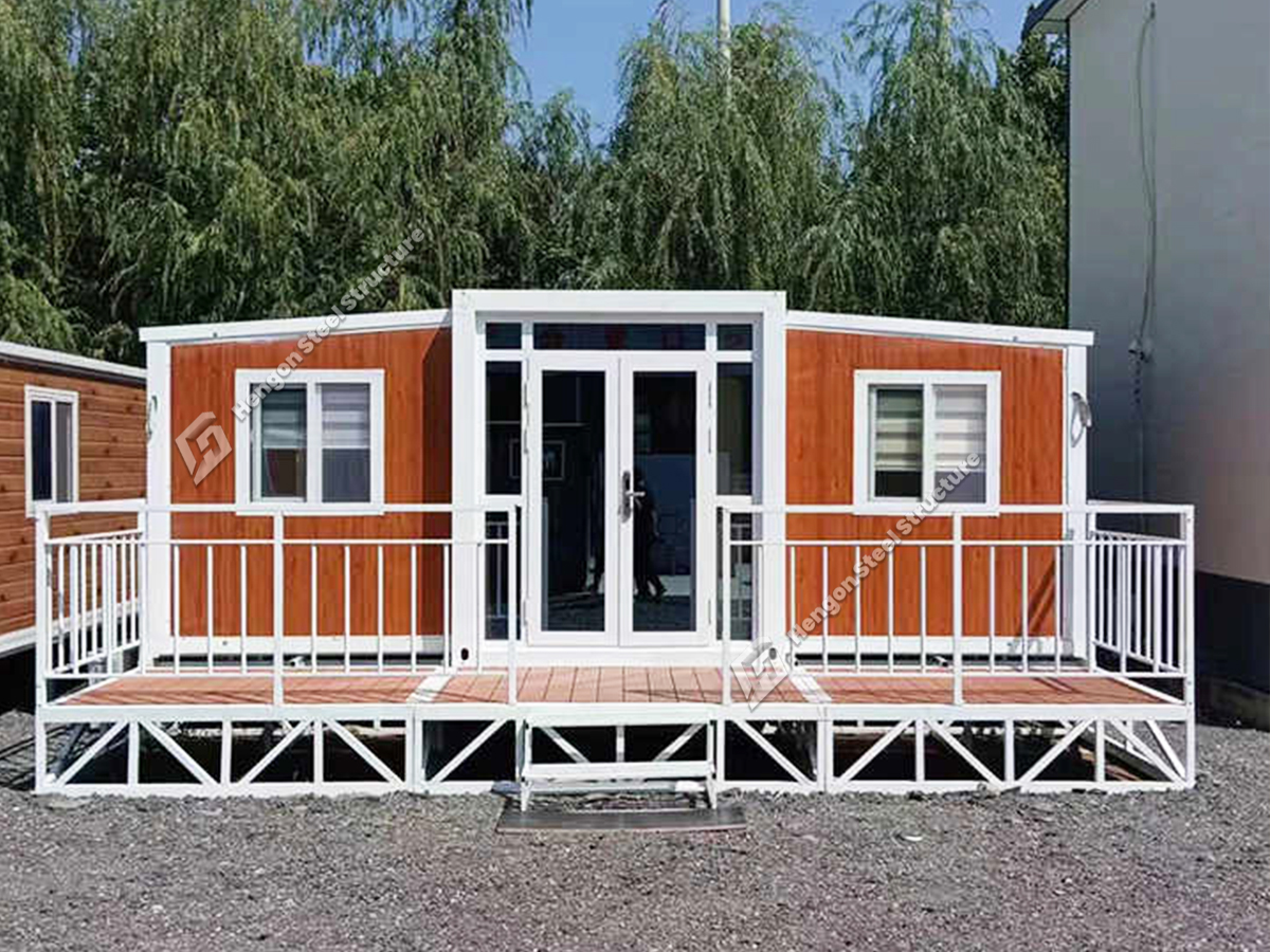 Maison pliable avec balcon