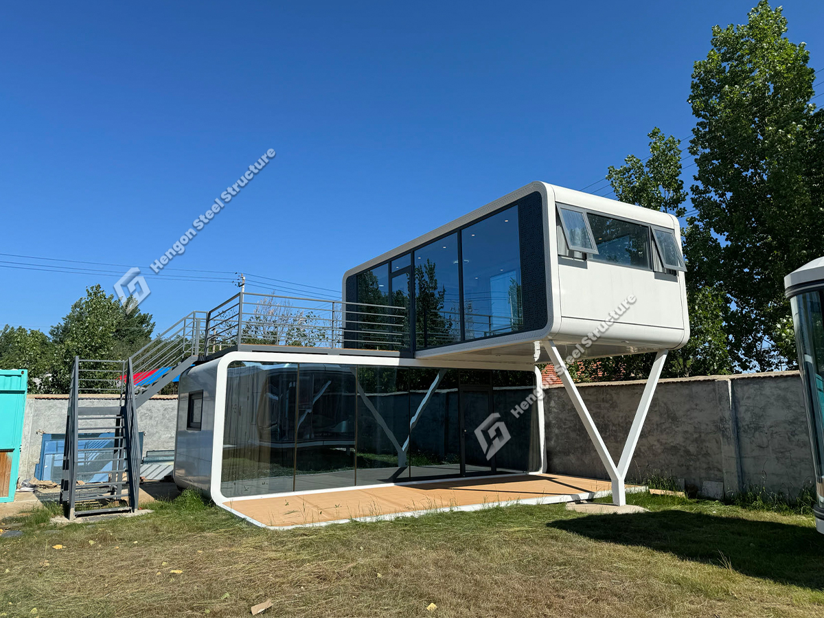 Maison à deux étages en forme de pomme