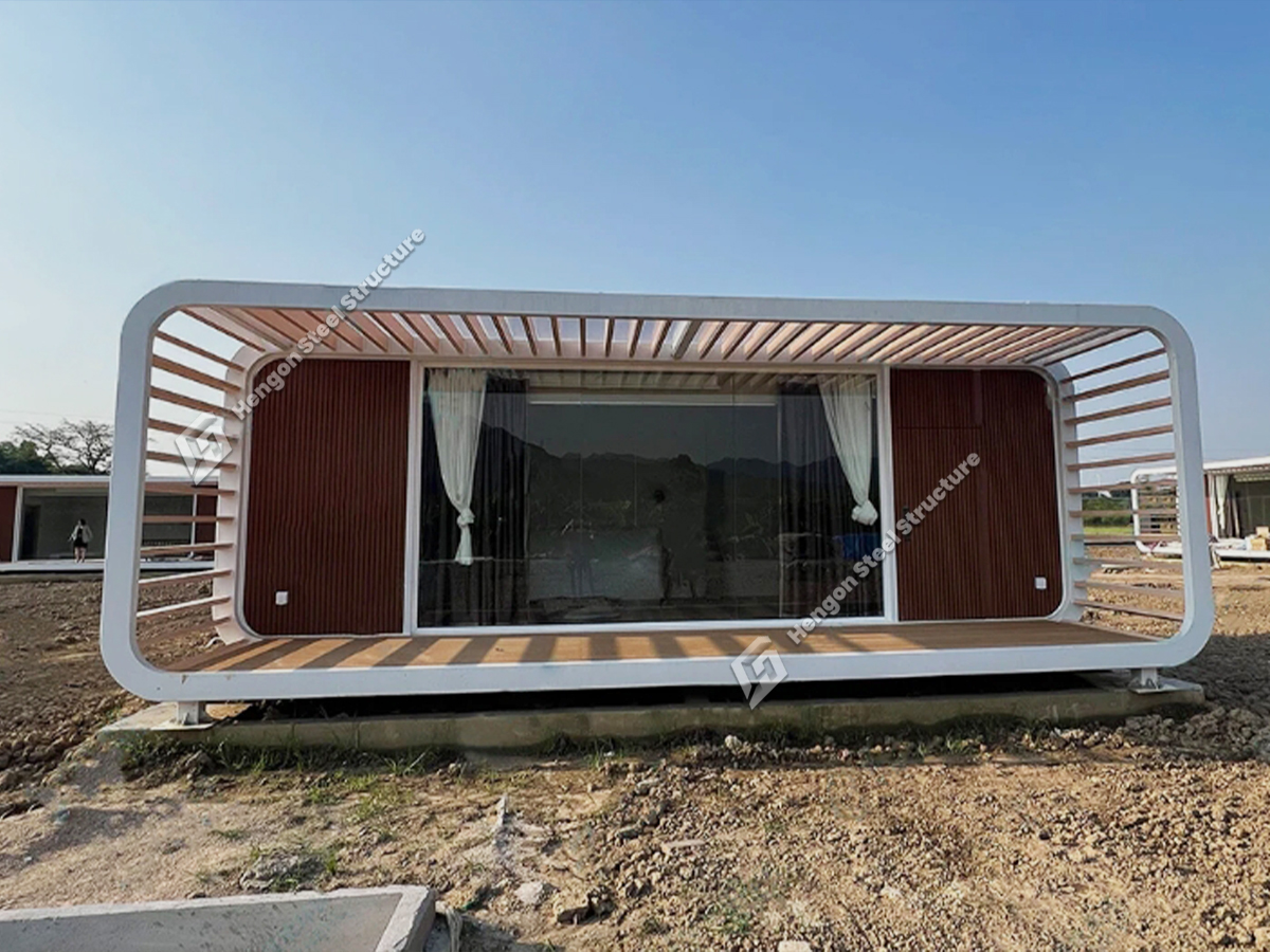 Maison en pommier avec balcon